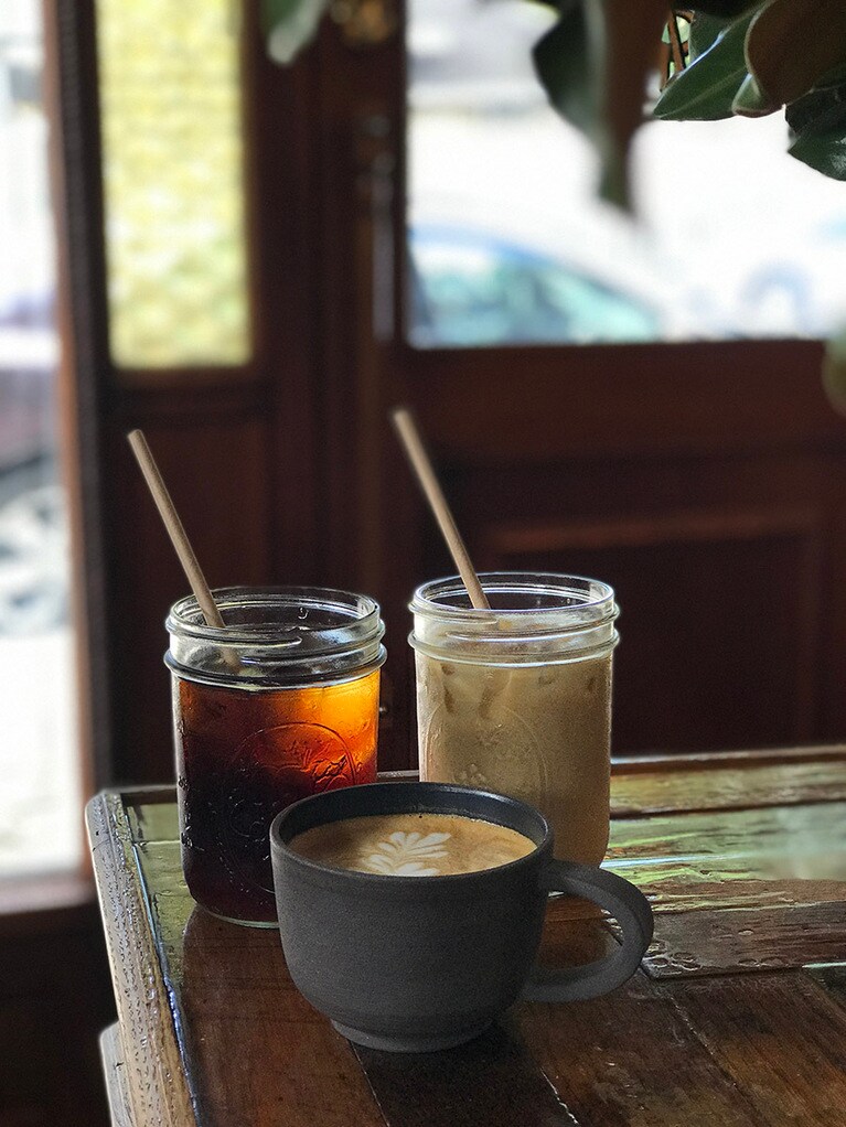 「アース・カフェ」コールドブリュー(L)  4.5ドル、アイスソイラテ(L)  6ドル、カプチーノ ドル4。