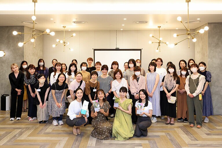 当日は遠方から参加してくださった読者の姿も。最後は全員で記念撮影を行い、和気あいあいとした雰囲気で終了となりました。