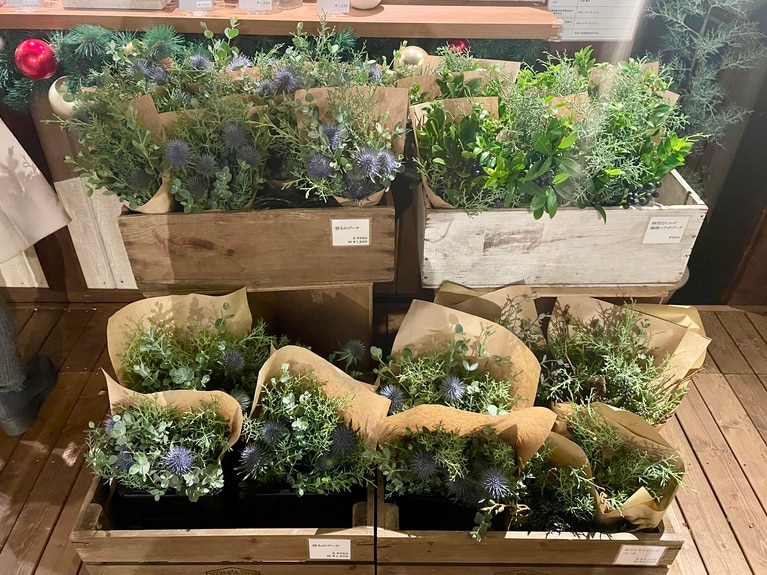 「枝ものブーケ」S 980円／M 1,800円、「麻布台ヒルズ植栽コラボブーケ」980円。