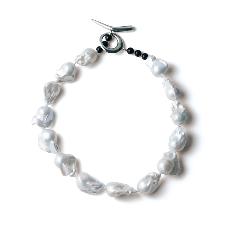 ネックレス(SIL×淡水バロックパール×オニキス) 220,000円／ソフィー ブハイ(エスケーパーズオンライン)