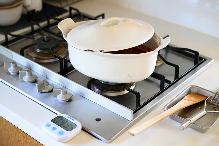 ふたを少しずらして煮る。