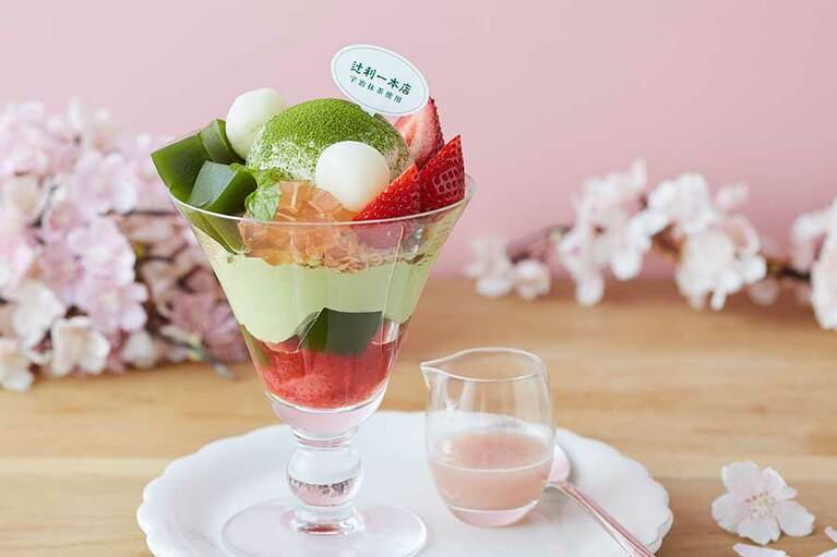 「宇治抹茶と苺のパフェ 桜あんソース添え」単品1,408円(税抜き)／アフタヌーンティー・ティールーム