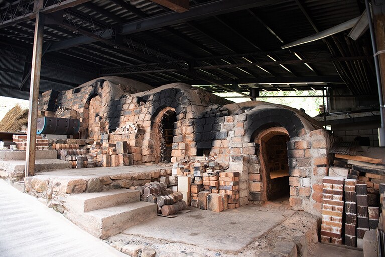 工房に併設された現役の登り窯。年に2回は火を入れるという。