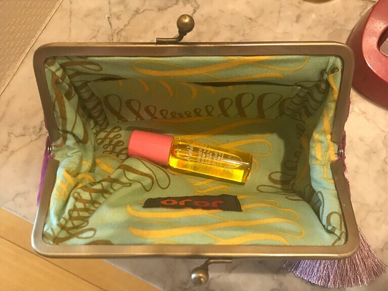 サイズは高さ約79mm×直径約19mm(プチプラ美調べ)とリップなどと大体同じなので、ミニバッグやポケットにも収まりやすく、どこにでも持って行けます。