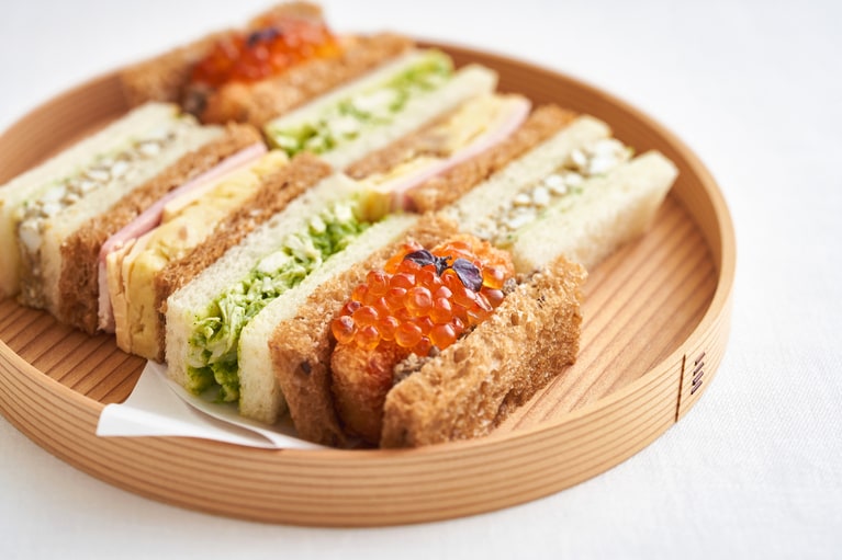 セイボリーは、「信州サーモンのベシャメルカツレツ」ほか全4種類の「サンドウィッチのセレクション」。