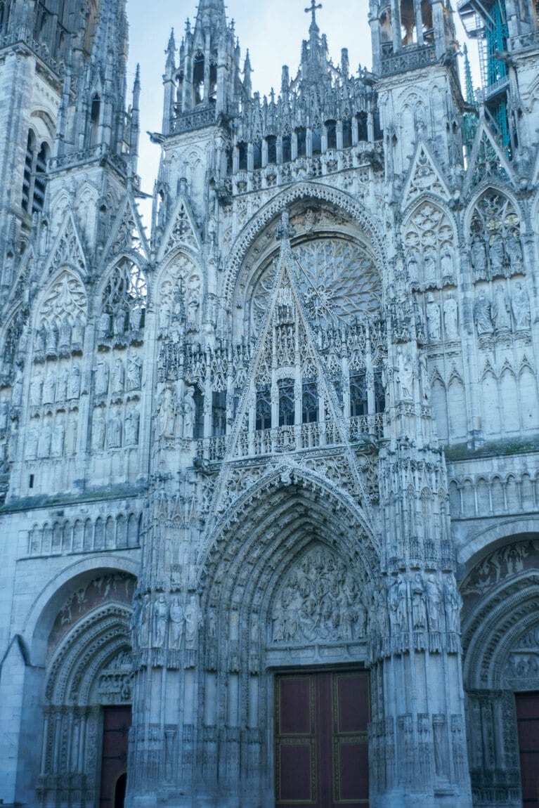 ルーアン大聖堂の正門は正確には西北西向き。モネは相対する建物2階に画架を据え、刻々変化する光を捉えた。