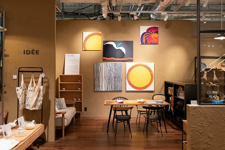 無印良品 銀座4FのIDÉEコーナーの一角では粟辻博氏の作品を展示。期間中はMUJI HOTELに粟辻博氏のテキスタイル作品でアレンジされた特別な部屋にも宿泊することができる。