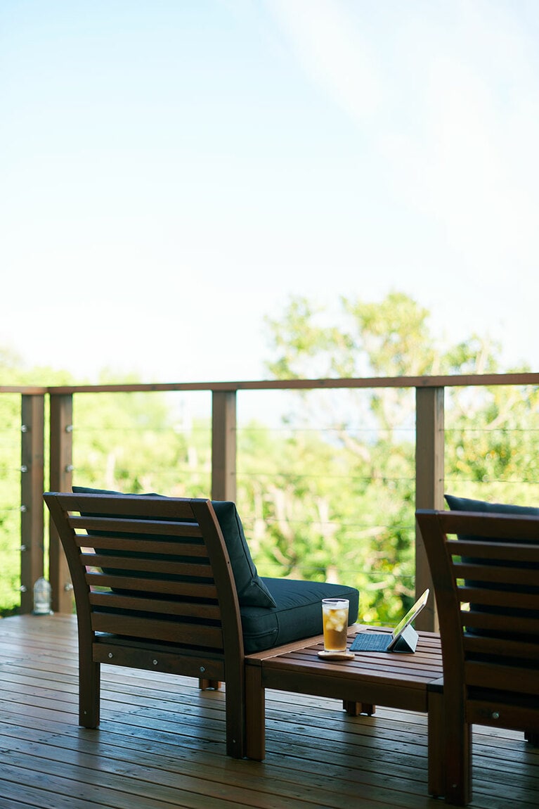 まるでリゾートホテルのような、海を望むテラス。朝食を食べたりお茶を飲んだり、のんびりと過ごす。