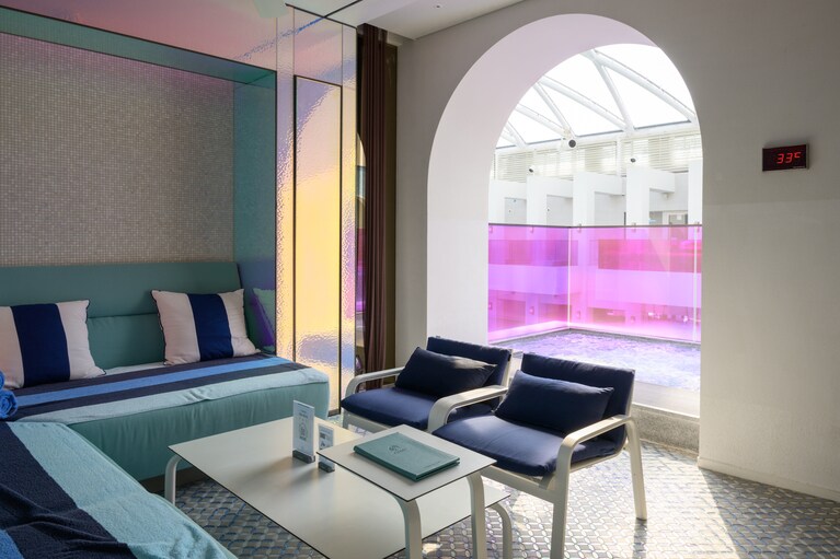 ウォータープラザをぐるりと一周囲むように、2階にはプライベート感満点のカバナも完備。カップルや家族、友人同士にぴったり。