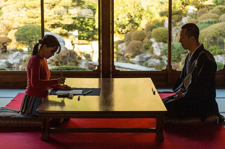 清水寺で、今年一年の抱負を漢字一字に書き記す。