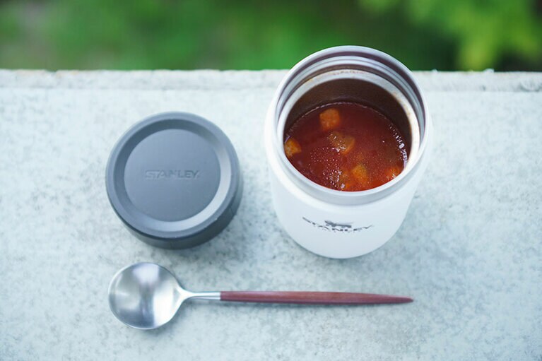 朝、キャビンに届けられるジンジャーミネストローネ。体を温め目覚めさせる。