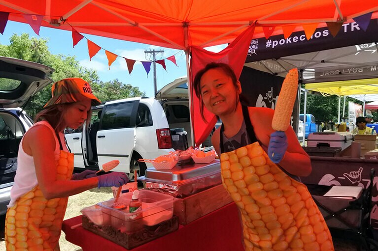 焼きとうもろこしのトラック。スタッフが日本語を話していたので、びっくり。