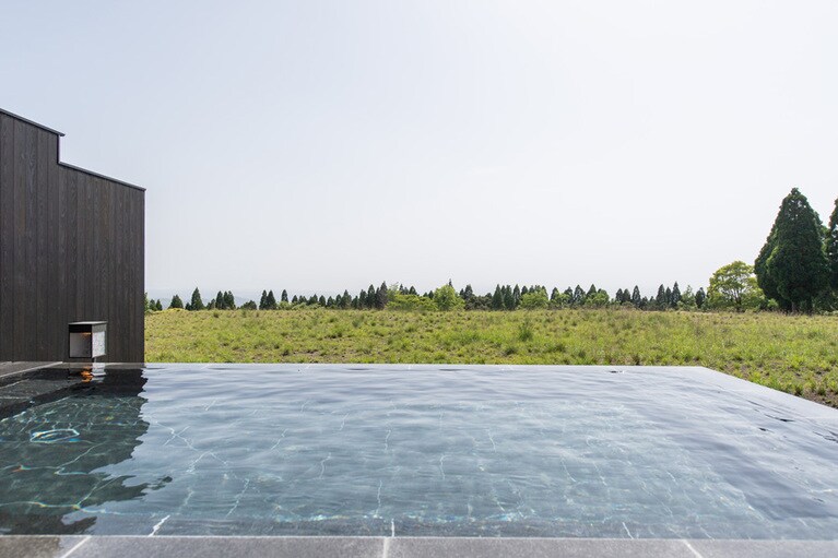 大地と一体化する露天風呂。神話の舞台、霧島の自然と文化に根差した「界 霧島」ならではのおもてなしを。