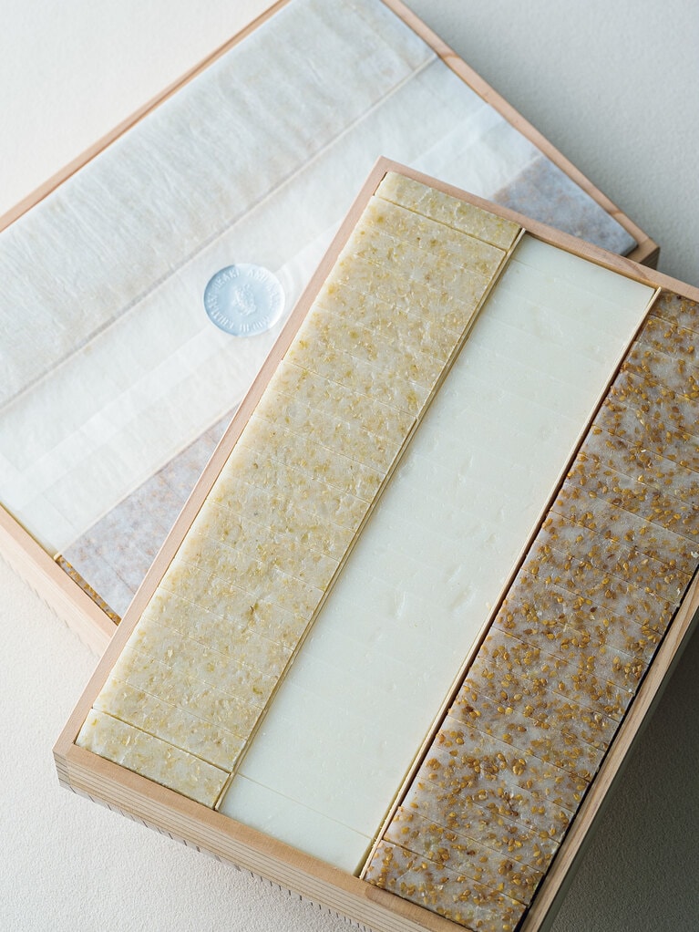 ご贈答用切り餅〈木箱入り〉各500g 計60枚入り 7,700円／餅屋　と亀