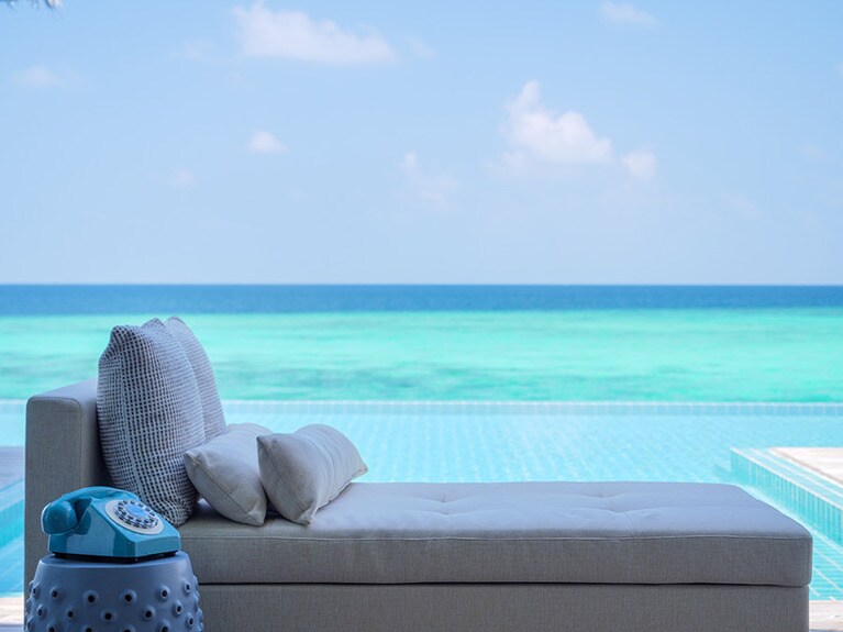 ロックスター・2ベッドルーム・オーシャン・プールヴィラ。ビル・ゲイツのファミリーなどセレブが滞在。ソファの脇にはシャンパンをオーダーするためだけの直通電話が。