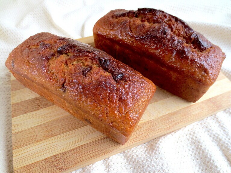 バナナたっぷりのケーキ。左「バナナ・チョコ」、右「バナナ・クルミ」各1,200円、ハーフ600円。