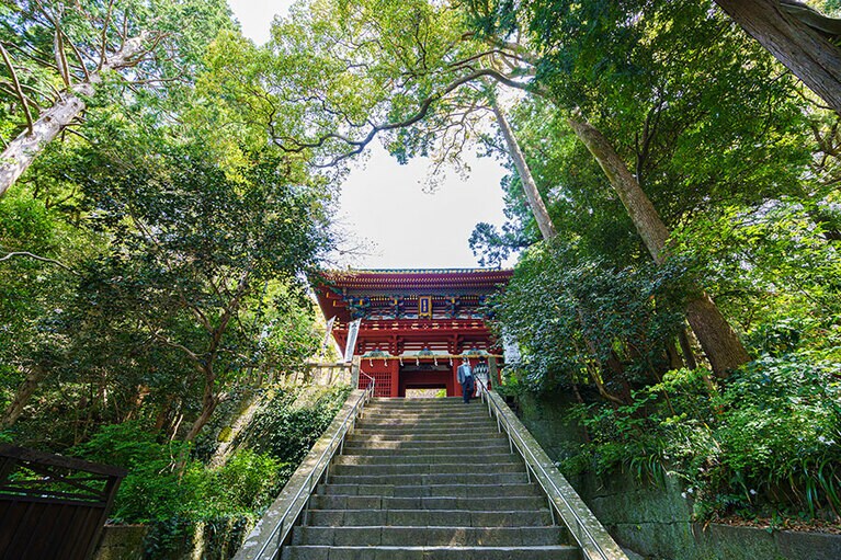 重要文化財に指定された2階建ての門「楼門」。