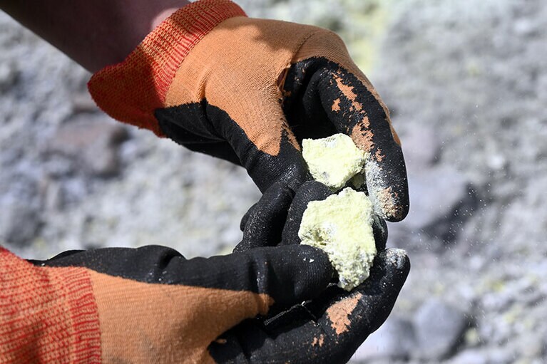 石も手で割れます。