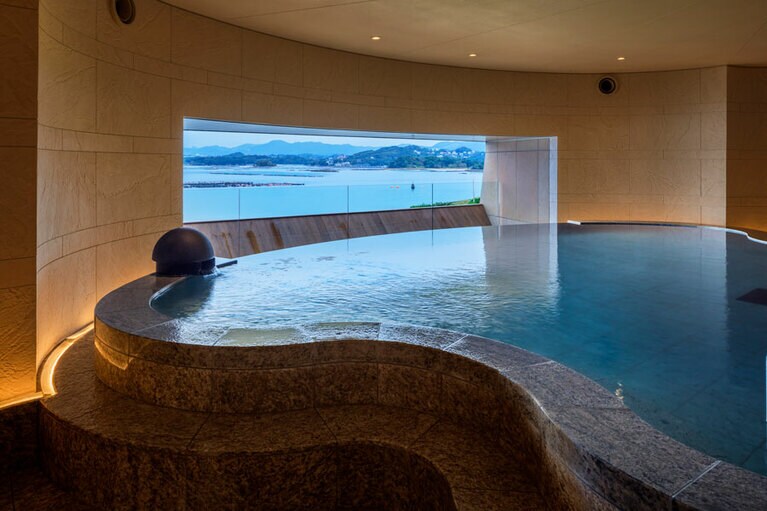 オーシャンビューの温泉サロン「ロイヤルスパ」。