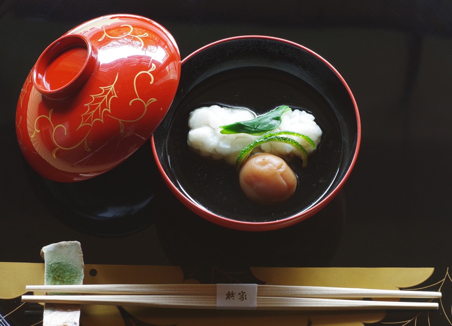 旬の味覚をふんだんに取り入れ、四季のうつろいを繊細に表現した京料理も素晴らしい。