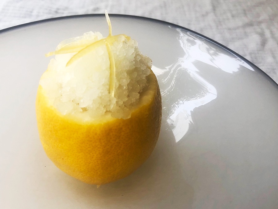 UN GRAIN昆布智成シェフ考案の「レモンとミントのグラニテ」。