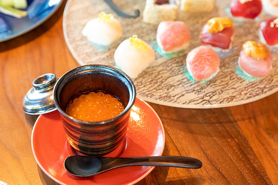 寿司スタンドのほか、小鉢3種、いくらの茶わん蒸し(写真)などが付く。