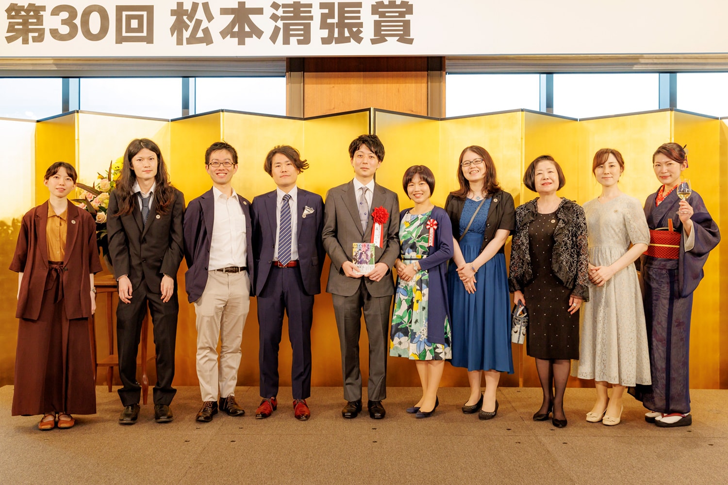 森バジルさんの松本清張賞受賞式で歴代の受賞者の皆さんと記念撮影