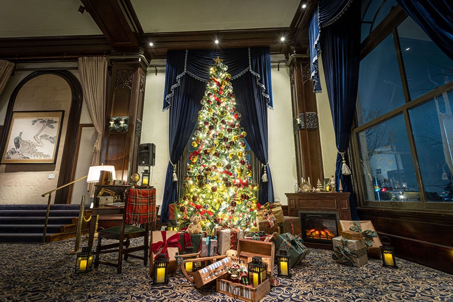 本館2階　ザ・ロビーのクリスマスツリー（画像は2022年の様子）。