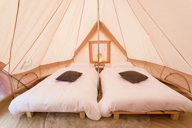 ベッドやソファなど大型家具もセットされたテント「ヴァナヘイム」。別荘感覚で快適に過ごせる。