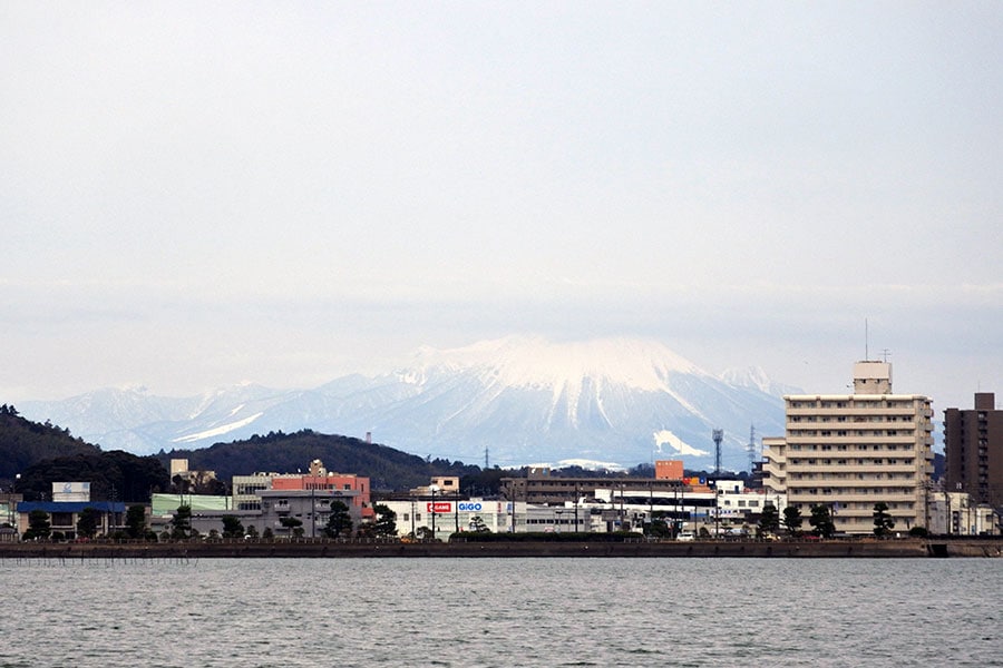 宍道湖から望む、冠雪した大山。