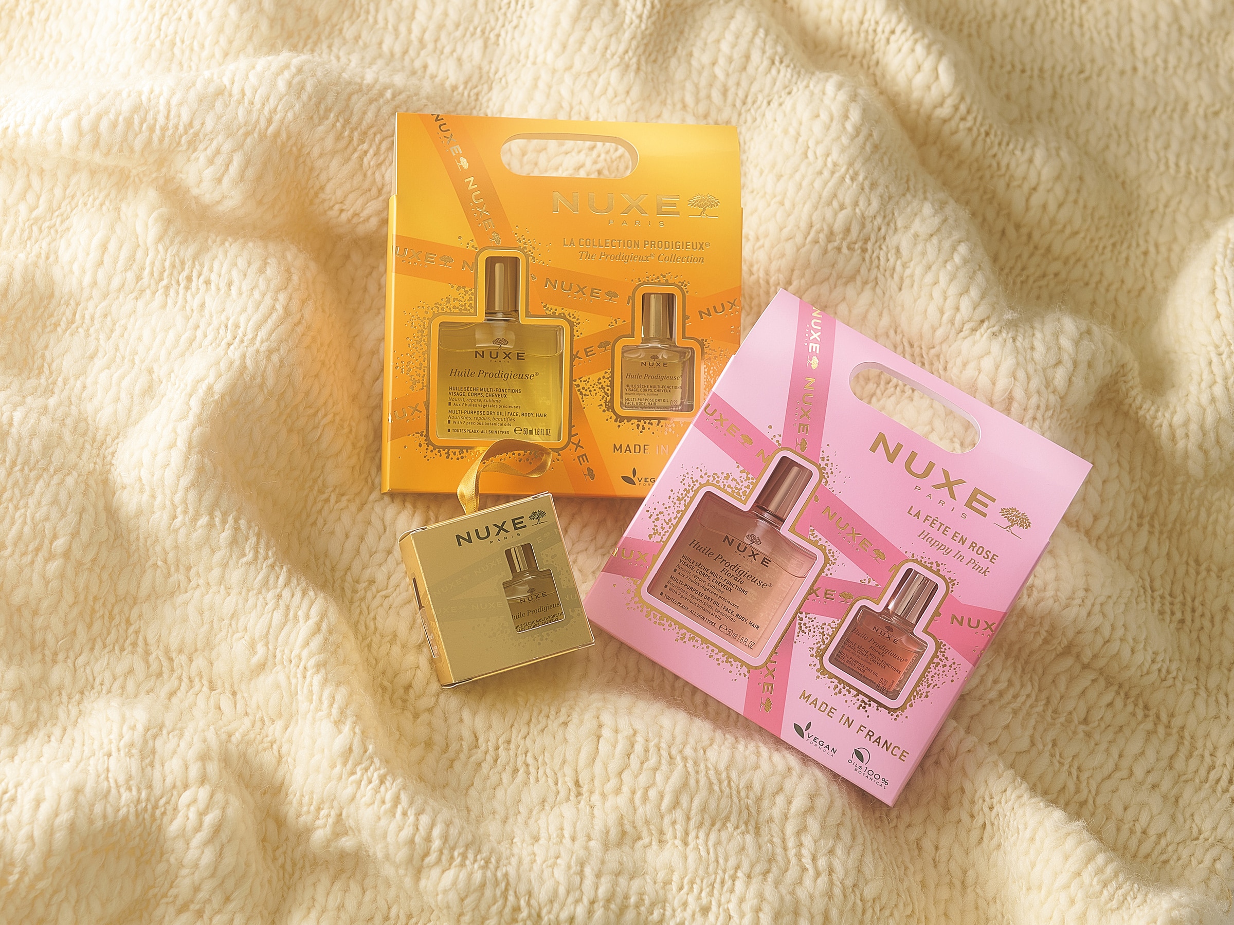 上から時計回りに：ニュクス プロディジュー プレミアム ギフトボックス［セット内容：プロディジュー オイル 50mL、同10mL］3,960円、ニュクス プロディジュー フローラルプレミアム ギフトボックス［セット内容：プロディジュー フローラル オイル 50mL、同10mL］3,960円、ニュクスプロディジュー ミニ ギフトボックス［セット内容：プロディジュー オイル、プロディジュー フローラル オイル、プロディジュー フローラル ゴールド オイル 各10mL］3,410円／すべてブルーベル・ジャパン（数量限定発売）