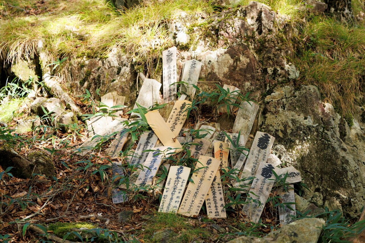 行場に置かれた「碑伝」。修験者は大峯奥駈道での修行を義務づけられていた。