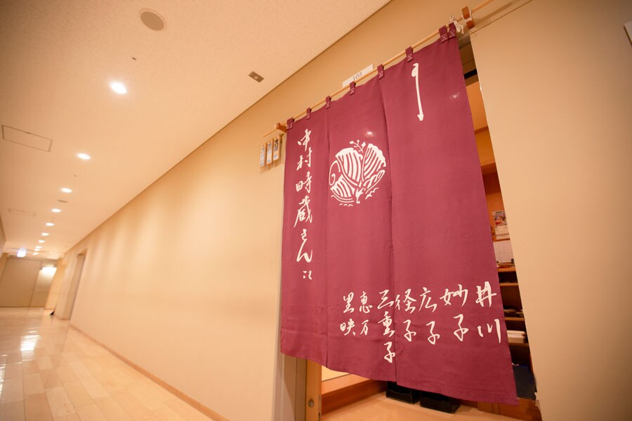 この月は、時蔵さん、梅枝さん、萬太郎さんの3名が同じ楽屋に。入口には時蔵さんのれんが。