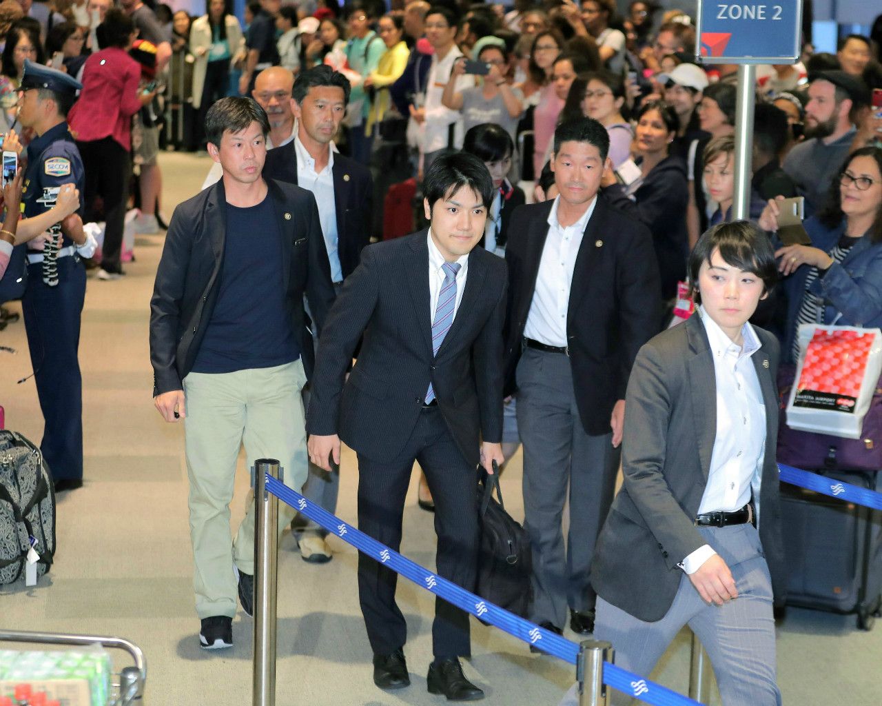 2018年8月、ニューヨーク留学へ旅立つ、成田空港での小室圭さん　©時事通信社