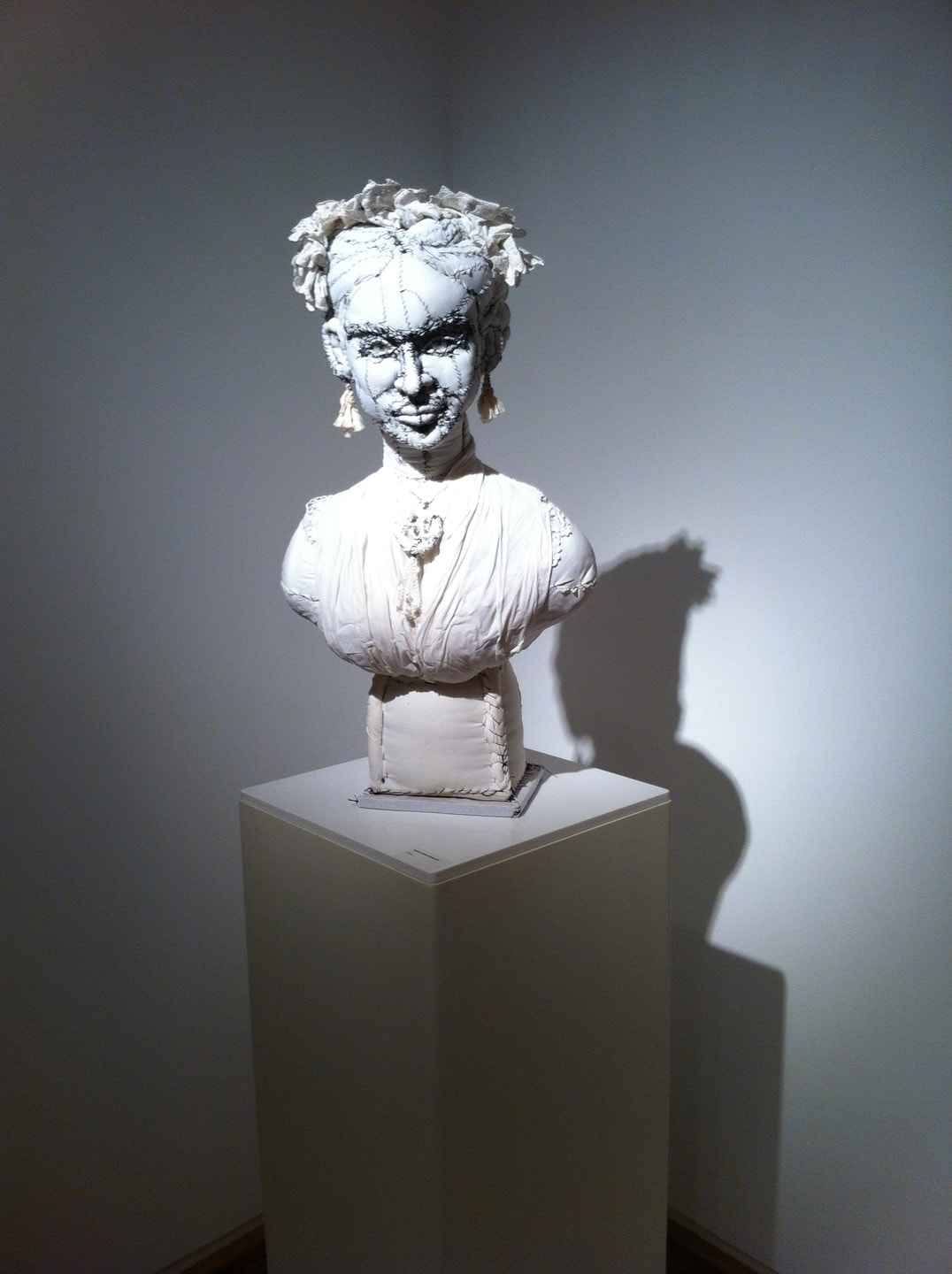 石膏の胸像をイメージした布製の彫刻作品（フリーダ・カーロ）。女性アーティストとして生きる中で感じるジェンダーの歪みを風刺する　Anne-Valérie Dupond 公式ホームページより