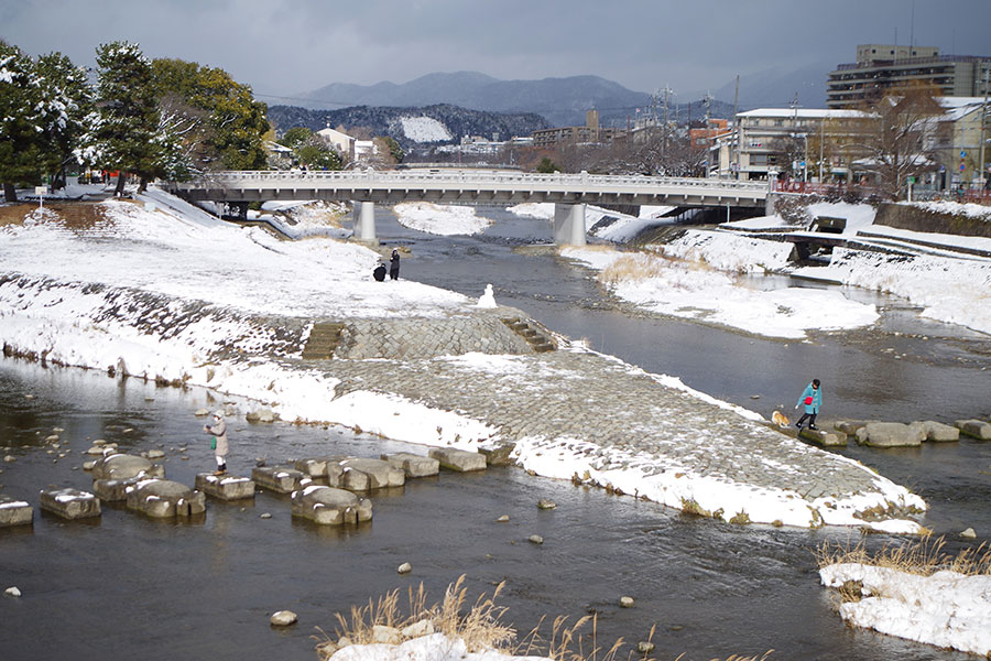 【1月25日 14:00　#WINTER】寒すぎる京都の冬も、美しい雪景色を見ることができると思えば耐えられる!?　雪だるまが1、2……。