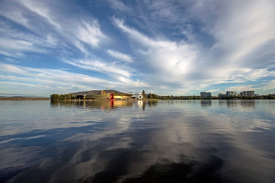 バーリー・グリフィン湖畔に建つオーストラリア国立博物館。photo:Tourism Australia