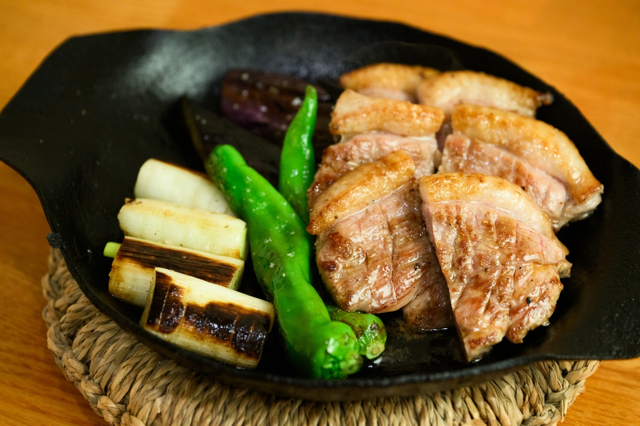 これも蕎麦屋というと連想しがちな定番おつまみ「和鴨のロースト」1,300円。ジューシー！