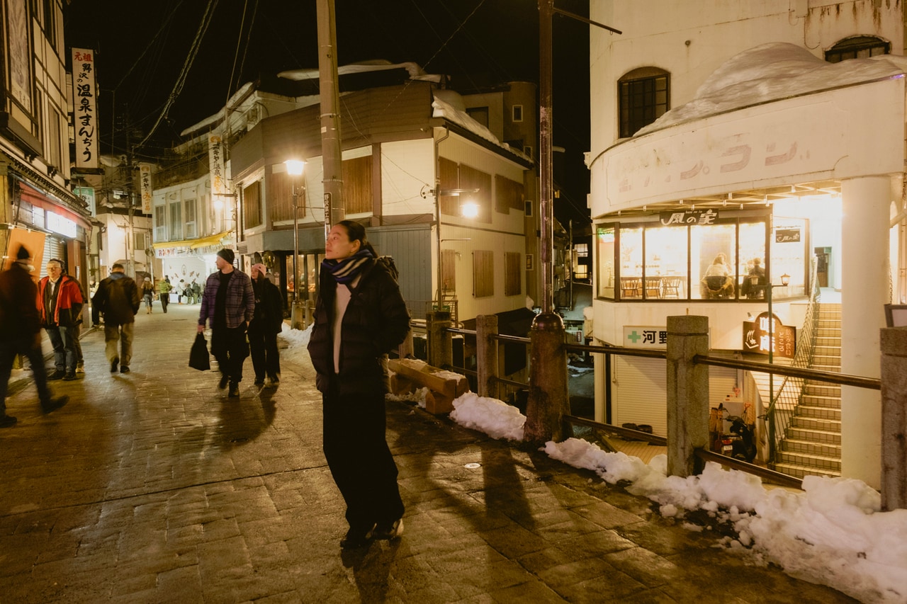 夜になっても多くの人が行き交い、賑わいを見せる夜の野沢温泉街。