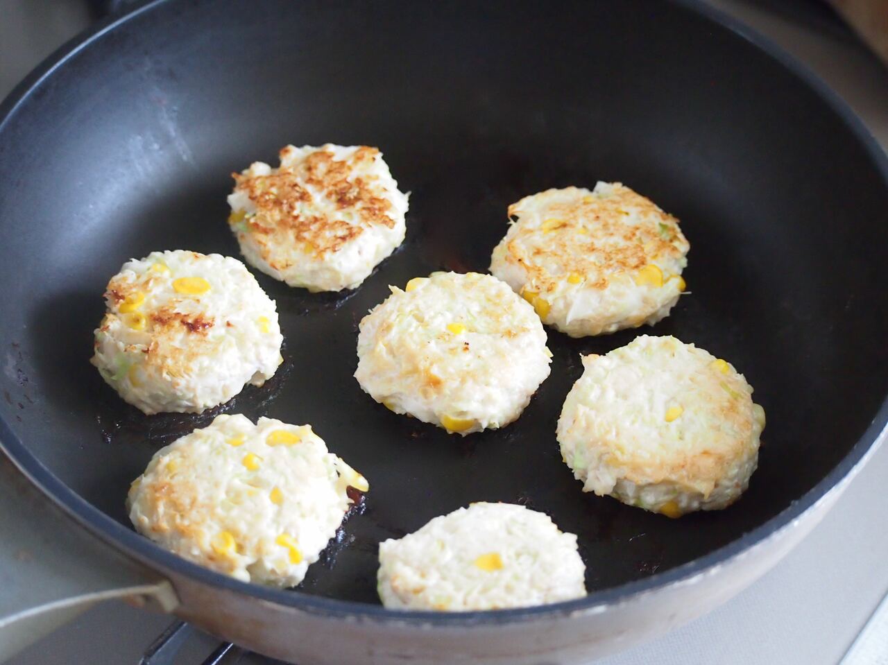 弱火でじっくり加熱し、きつね色に焼き色がついたら裏返して反対の面も焼く。