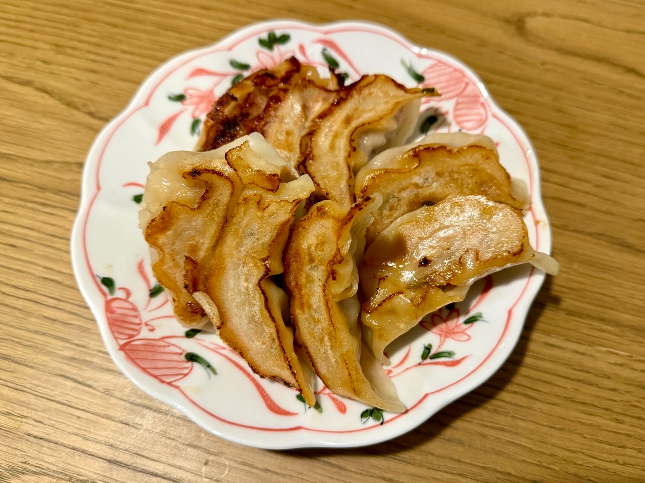 冷凍餃子はフライパンでお湯多めの蒸し焼きに。皮がもちもち、餡がジューシーで美味しい！