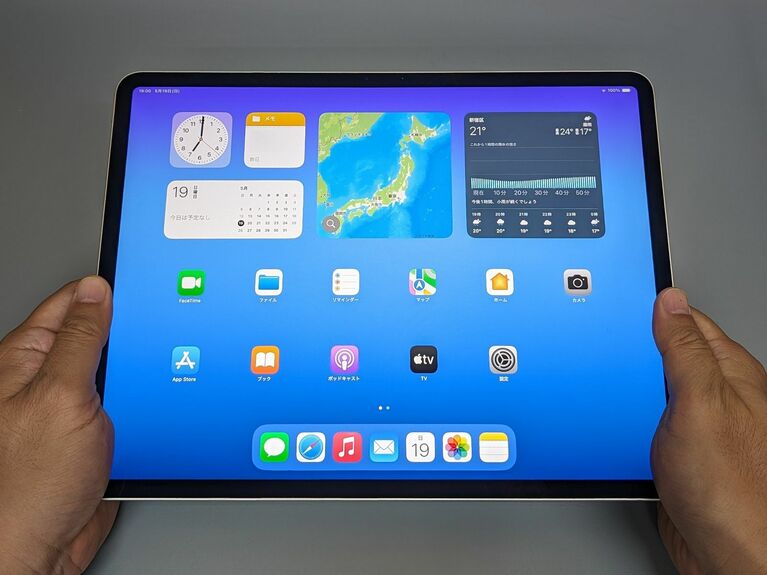 「13インチiPad Air」。プロユースのiPad Proよりも実売価格が安く入手性が高いのが特徴です。ではいったいどこが違うのでしょうか……？