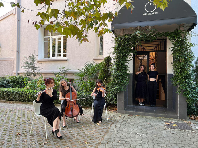 道を歩いていると、軽やかな音楽が聞こえてきた。なんと、「オズレム・スエル・ハウス」のおもてなしだった！