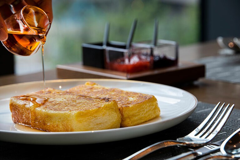朝食には、名物の “フレンチトースト” をぜひ。