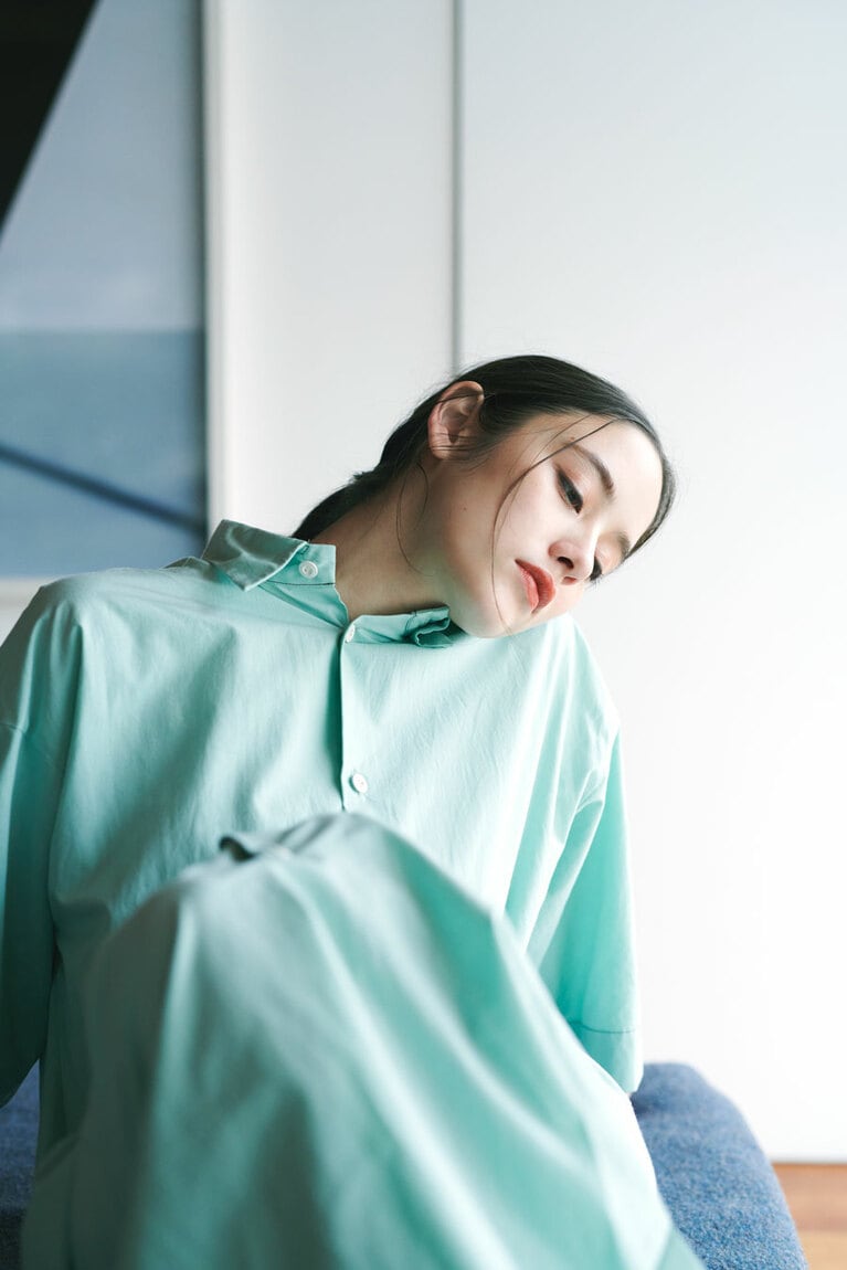 オレンジブラウンの唇に、芯の強さを宿して。