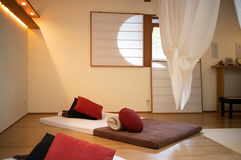 ヒーリングマッサージ「常世tocoyo」では、時間を忘れ心と体を開放(要予約)。