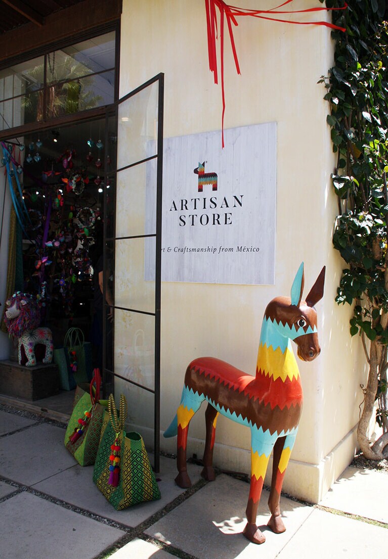メキシコの民芸品を扱うショップも。