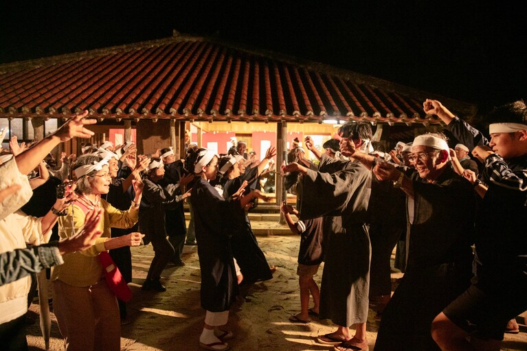 家々を巡りながら夜通し行われる「世乞い」。男女が東西に分かれて踊る「ガーリ」では、夜空に「ヒーヤ」「ヒーヤ」の掛け声が響きます。