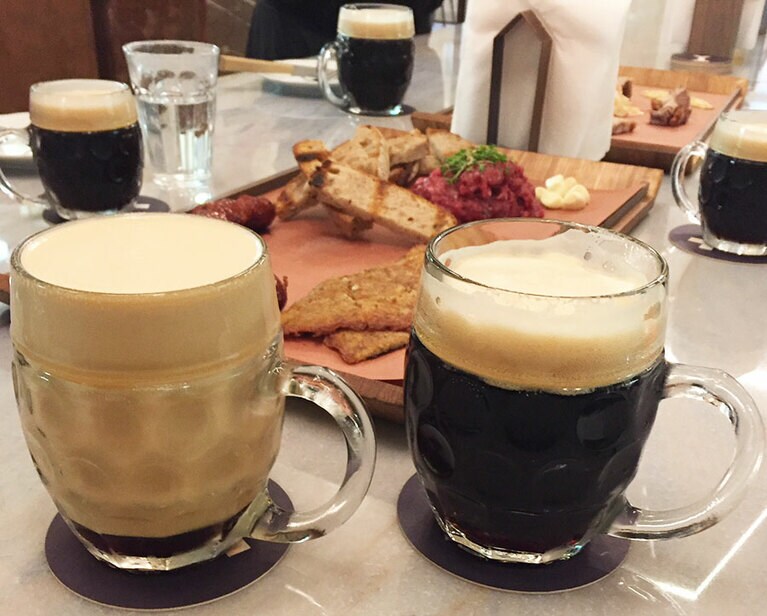 泡がクリーミーなピルゼンの黒ビールがぴったり合う。