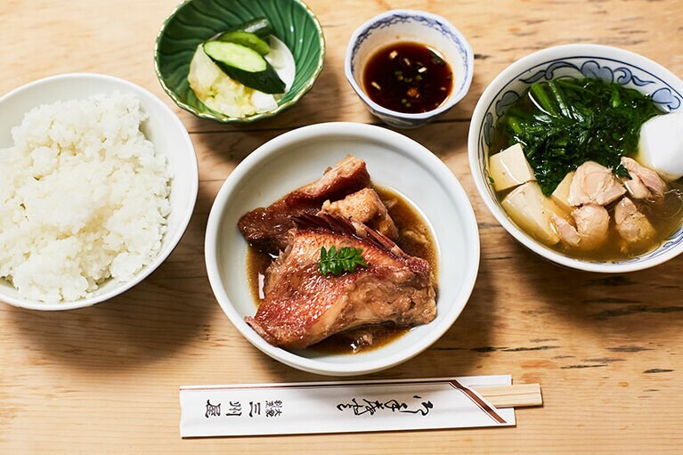 【大衆割烹 三州屋】金目煮付け定食 1,100円(税込)。名物の鶏豆腐付き。ごろっと大きめに切った鶏の旨みを吸った豆腐がたまらない。